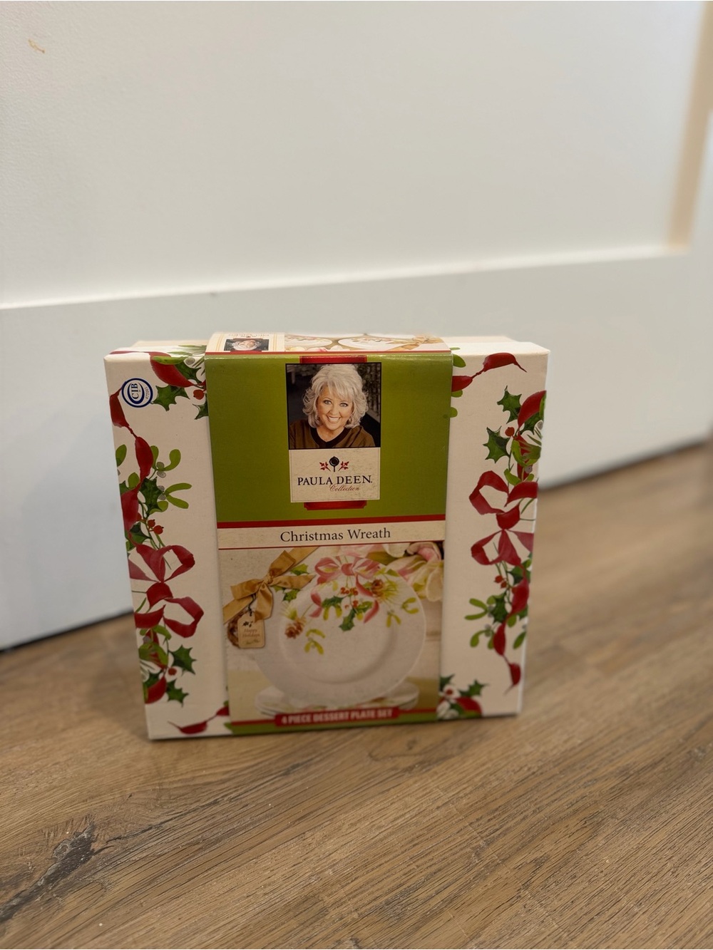 Paula Deen Christmas Wreath 4 Piece Dessert Plate Set Holiday Holly Mistletoe
